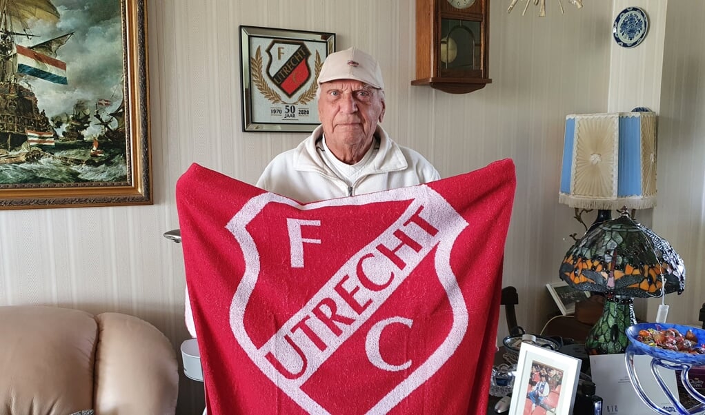 Cor Platvoet met de badhanddoek die hij won tijdens de bingo bij FC Utrecht