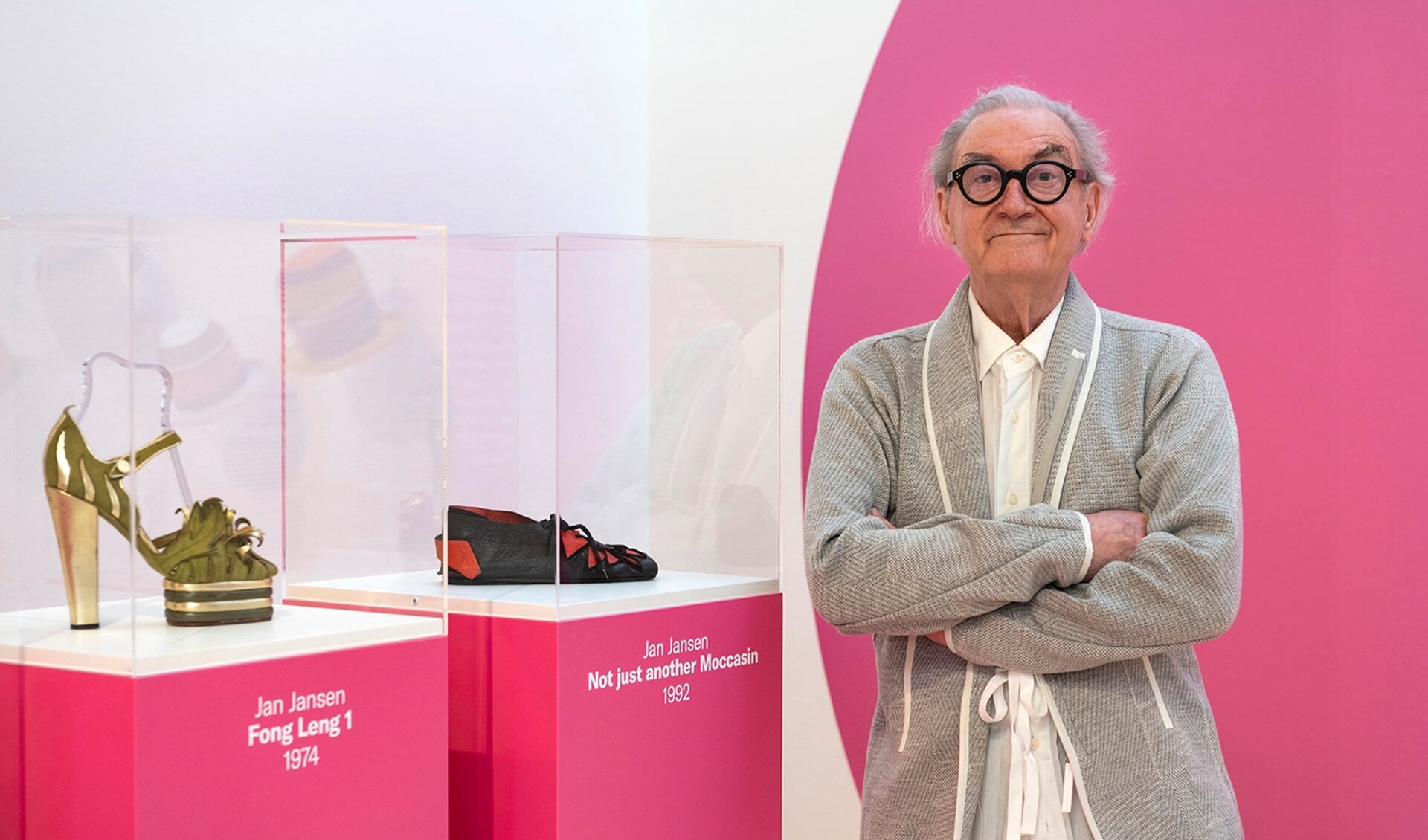 Jan Jansen bij twee van door hen ontworpen schoenen in Museum JAN. 