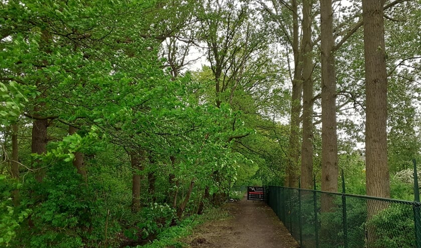 De afgesloten weg naast landgoed Dennenburg, de situatie op 21 mei binnen de hekken