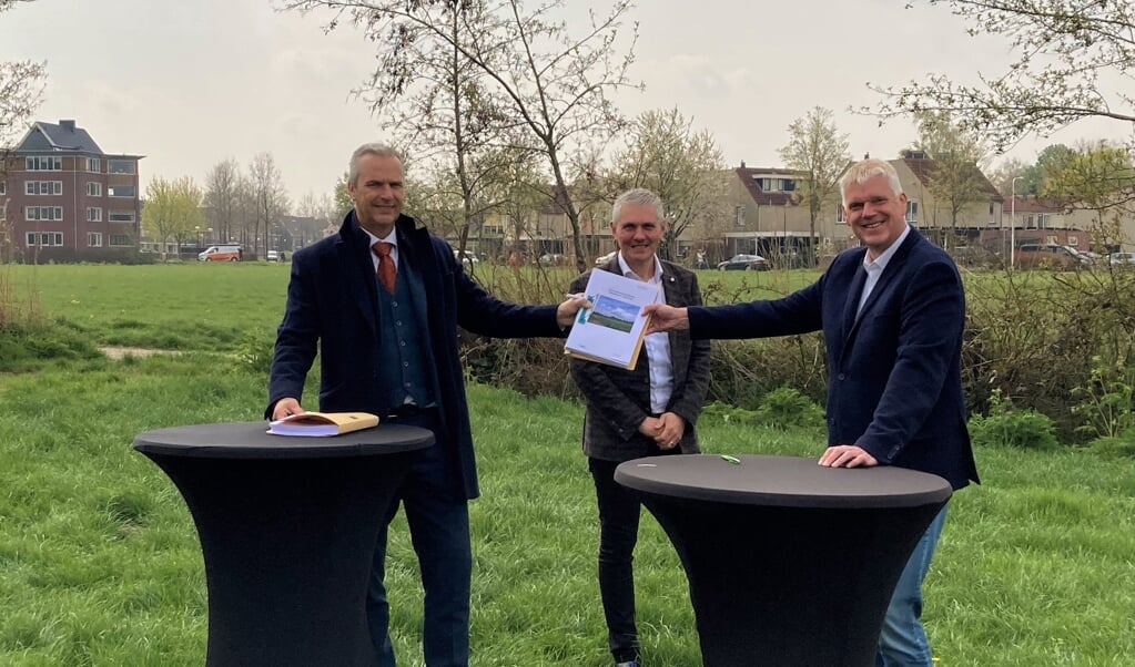 Wethouder Wim Vos, Ard de Jong (Latei) en Jan van Barneveld (Alliantie Ontwikkeling) zetten mei vorig jaar ter plaatse hun handtekening onder een overeenkomst voor de ontwikkeling van Mastenbroek II in Achterveld.