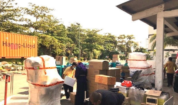 Uitladen container Batam