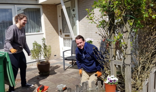 <p>Vrijwilligers knappen tuinen op van oudere dames.</p>