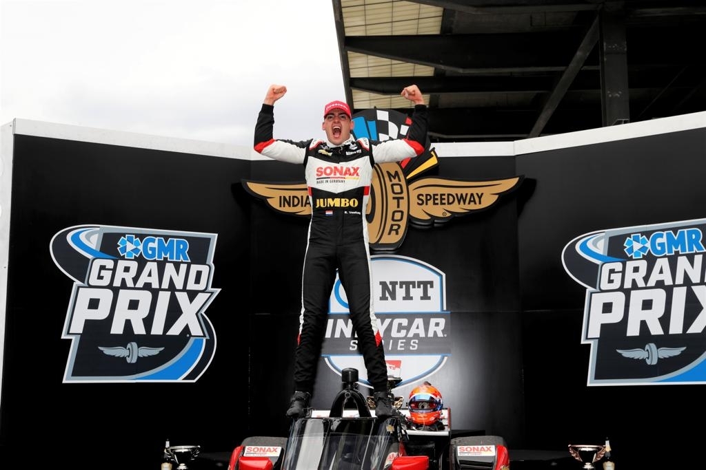 <p>Zondag 16 mei pakte Rinus van Kalmthout zijn eerste overwinning de IndyCar, de GMR Grand Prix in Indianapolis.</p>