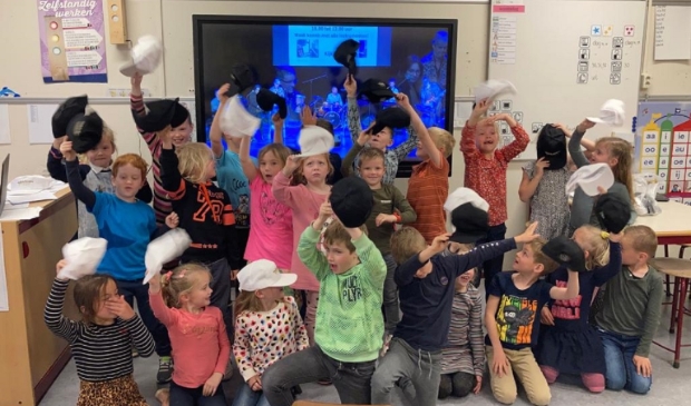 Na afloop van de voorstelling mogen de kinderen traditiegetrouw op de foto met de docentenband van de muziekschool.