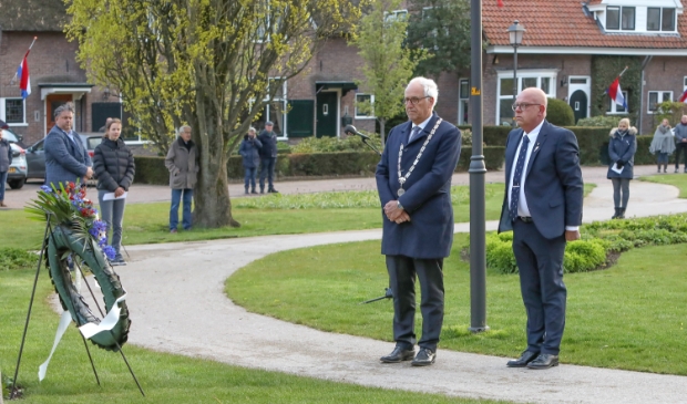<p>Burgemester Renkema, links op de foto</p>