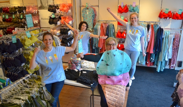 <p>Herma (rechtsonder), Laura, Janet en Shoubida: 'Jong en oud kan bij ons slagen. Vooral ook door onze persoonlijke aanpak.'</p>