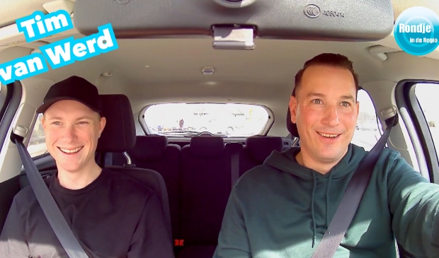 <p>Tim van Werd naast chauffeur en podcastgastheer Sören van Rooij</p>