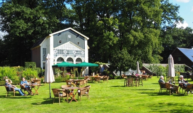 de theetuin bij de monumentale oranjerie