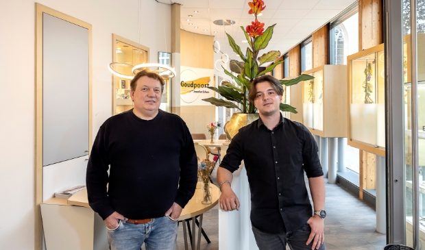 <p>Vader en zoon André en Xander Erken in de winkel aan de Torenstraat.</p>