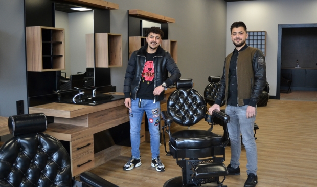 <p>Salim (rechts) en zijn broertje Hussain openen zaterdag De Barabier in Hoevelaken</p>