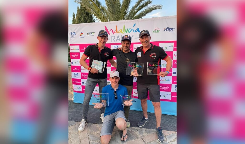 Mitchel van den Brink, Martin van den Brink (rechts) en Wiljan van Wikselaar (voor) met winnaar Nasser Al-Attiyah.