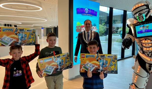 <p>Topagenten David, Luuk en Daniël werden woensdagmiddag door burgemeester Bouwmeester in het gebouw van AFAS verrast op een mooi cadeau.</p>