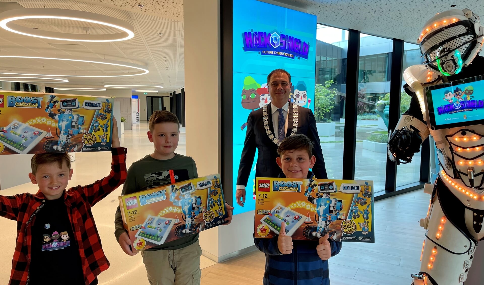 Topagenten David, Luuk en Daniël werden woensdagmiddag door burgemeester Bouwmeester in het gebouw van AFAS verrast op een mooi cadeau.