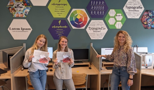 <p>Fleur en Tabitha zijn de eerste leerlingen op de Windroos met het Adobe Certificaat</p>