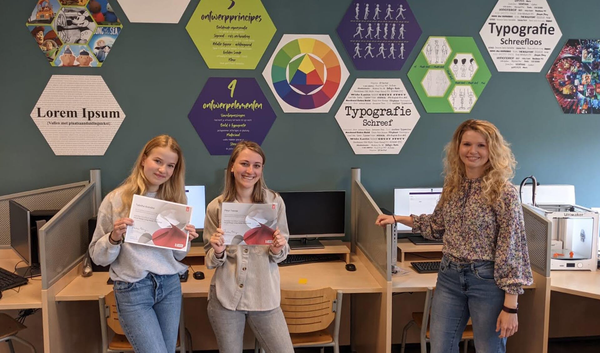 Fleur en Tabitha zijn de eerste leerlingen op de Windroos met het Adobe Certificaat