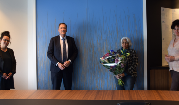 <p>Van links naar rechts: Tamara Kuschel van de Regenboog Groep, Mila Johda, wethouder Rob Ellermeijer, Wil Roode van de SP.</p>