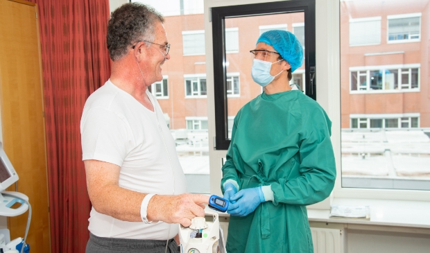 <p>Longarts Jeroen Verheul in gesprek met een pati&euml;nt in Ziekenhuis Gelderse Vallei in Ede.</p>