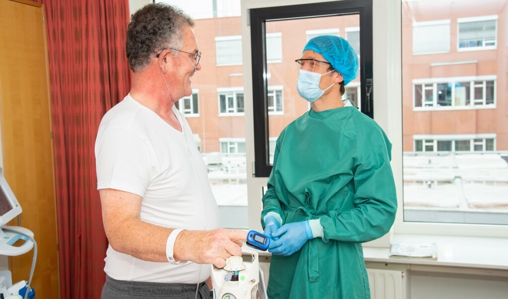 Longarts Jeroen Verheul in gesprek met een patiënt in Ziekenhuis Gelderse Vallei in Ede.