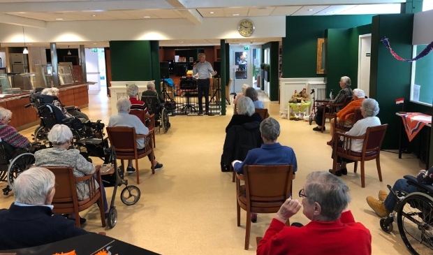 <p>Paul Herber treedt op in Kennemerduin.</p>