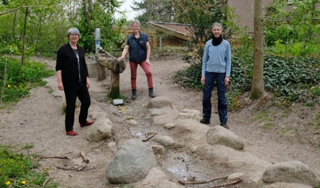 Vrijwilligers Van der Drift, Teunissen en Lensink zijn trots op het Griftbosje. 