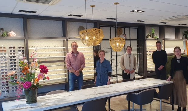 <p>Het team van EyeCare Kaaschieter in de grondig vernieuwde winkel aan de Dorpsstraat in Scherpenzeel..</p>