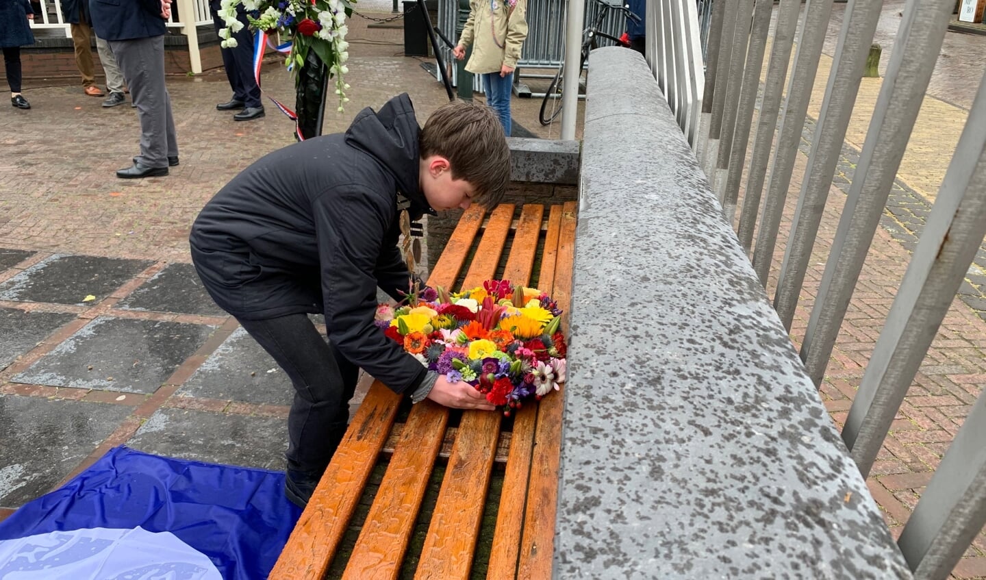 Kinderburgemeester Sam van Maurik legt bloemenhart ter nagedachtenis aan alle omgekomen kinderen