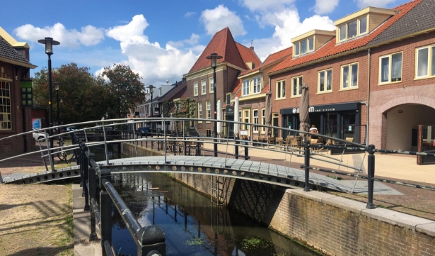 <p>De huidige stalen 'boogbrug' over de beek wordt vervangen door een rechte brug.</p>