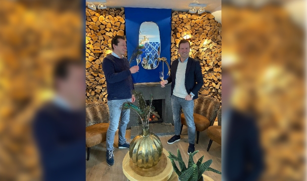 <p>George Kroon (links) en Billy van der Lans heffen in restaurant Vuur het glas op de overname. </p>
