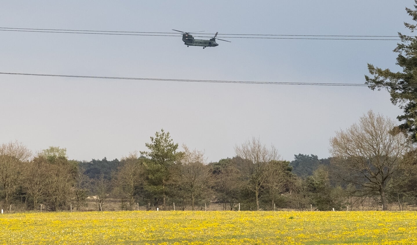 De bemanning van de gestrande helikopter werd door collega's opgehaald en teruggevlogen naar Gilze-Rijen