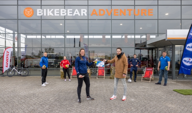 <p>Jacky Steehouwer neemt de cheque in ontvangst voor de winst van Vatjetrap.</p>