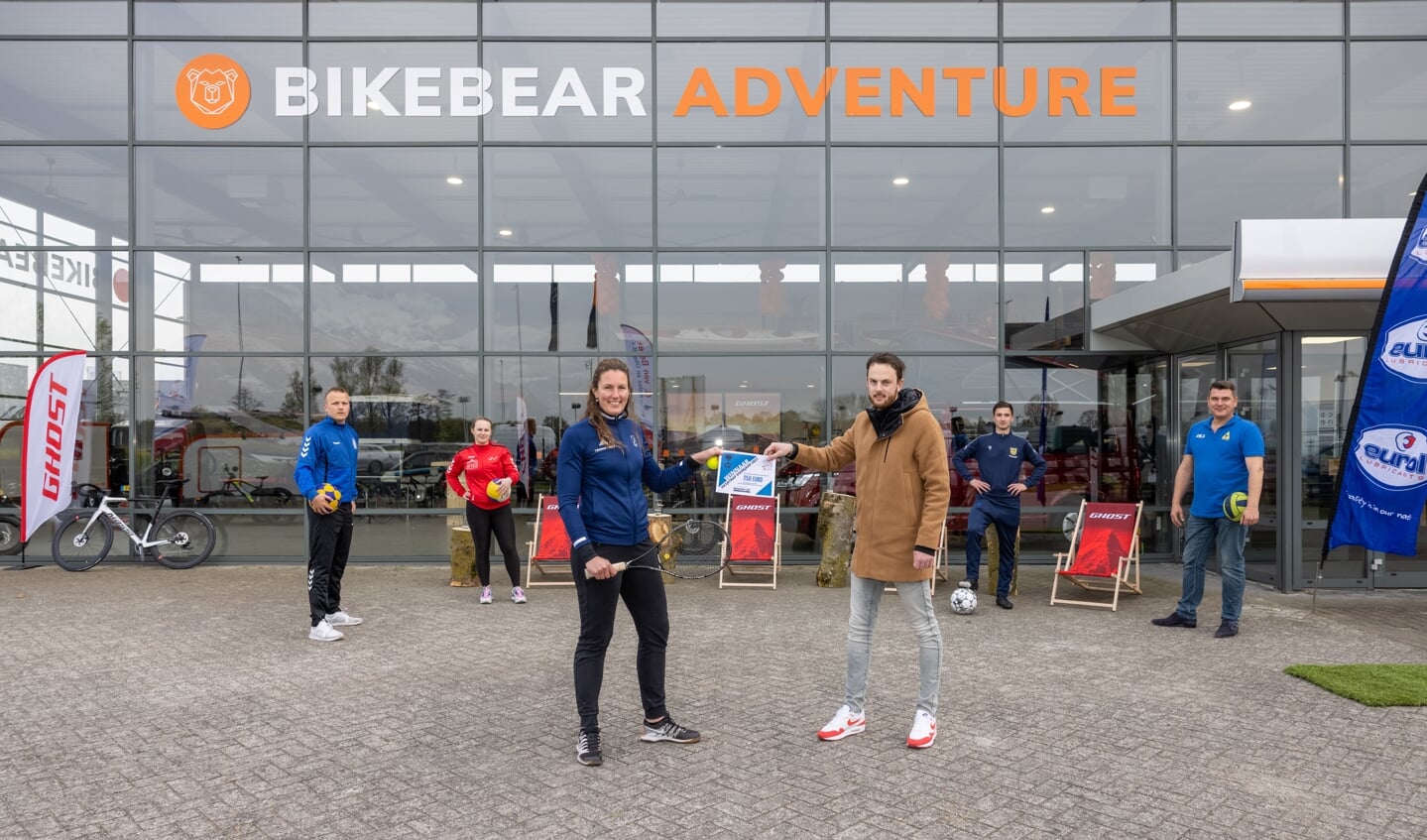 Jacky Steehouwer neemt de cheque in ontvangst voor de winst van Vatjetrap.