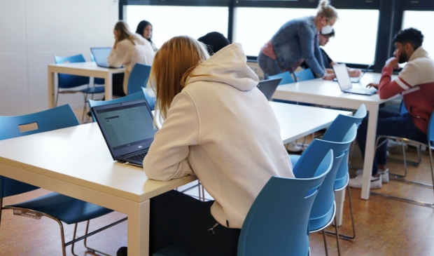 <p dir="ltr">Voor de leerlingen van vmbo-basis/kader is het nu een kwestie van wachten op de examenuitslag.</p>