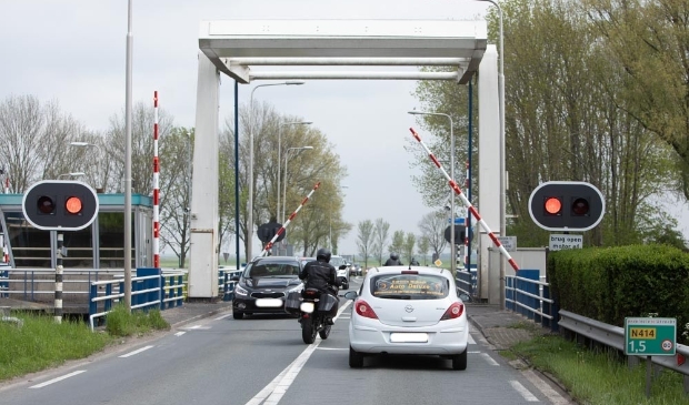 <p>Zaterdagochtend bleven twee spoorbomen halverwege hangen. Het was de vijfde keer deze week dat er sprake was van storing bij deze bewuste ophaalbrug.</p>