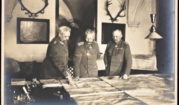 In het hoofdkwartier aan het westfront in Pless bestudeert keizer Wilhelm II met de generaals Paul von Hindenburg en Erich Ludendorff verschillende stafkaarten, 8 januari 1917.