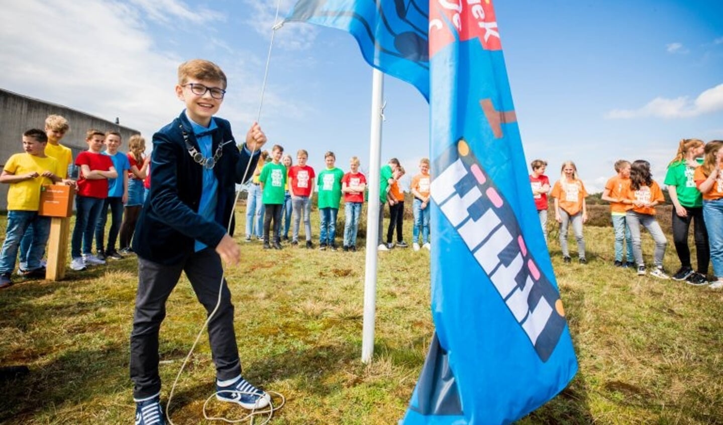 De kinderburgemeester van Harderwijk hijst de winnende vlag van de Gabriëlschool.