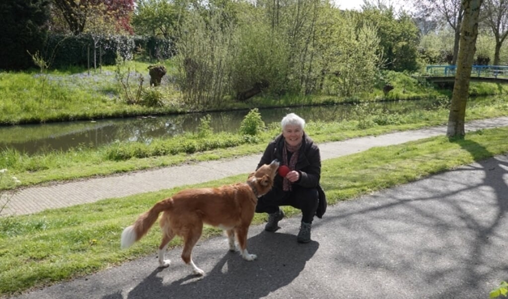 Gedragscoach Ingrid Bos met haar hond Chica. Een  relaxte hond die jouw maatje is, daar zijn haar trainingen op gericht.