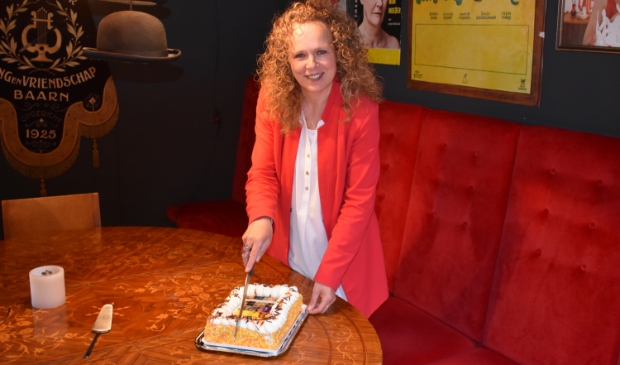 <p>Daniëlle de Bruijn snijdt de taart aan.</p>