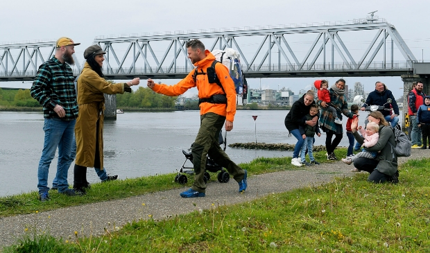 <p>Tom Boerman neemt afscheid van familie en vrienden voor zijn tocht over de wereld. </p>
