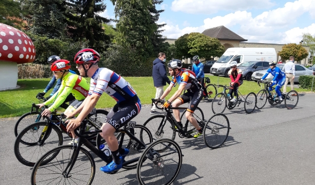 Deelnemers Ronde van Vlaanderen. Marieke 2e van rechts.