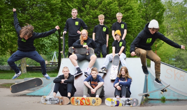<p> De organisatoren van de skateschool, met Martin (links) en Matthijs (rechts) die een board trick doen. </p>