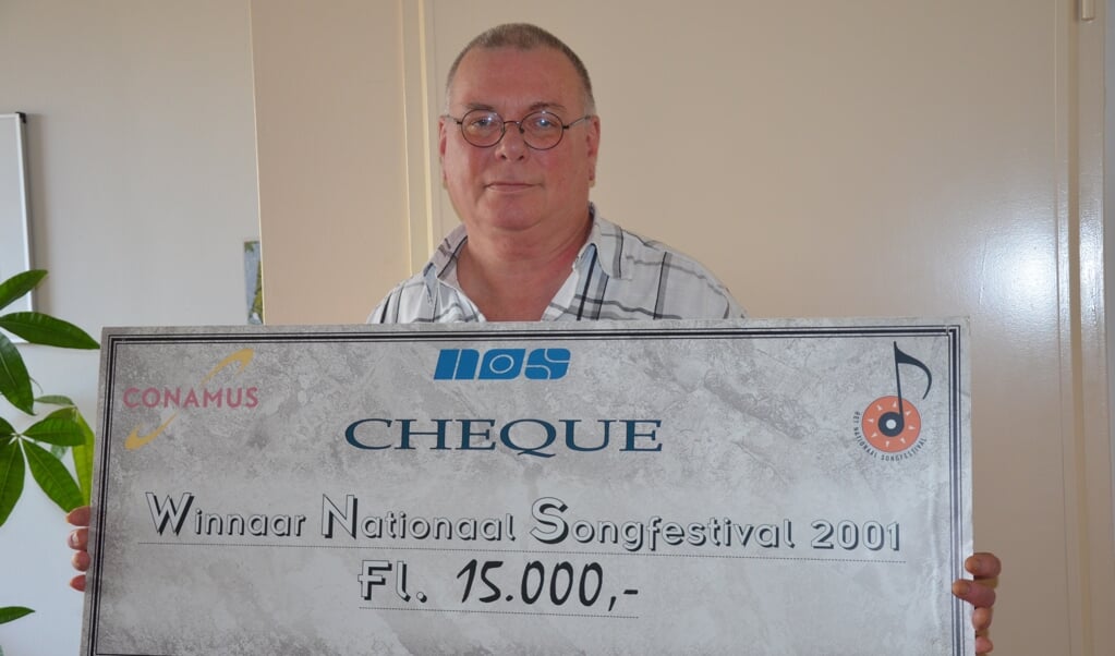 André Remkes met de cheque voor de winnaar van het Nationaal Songfestival 2001