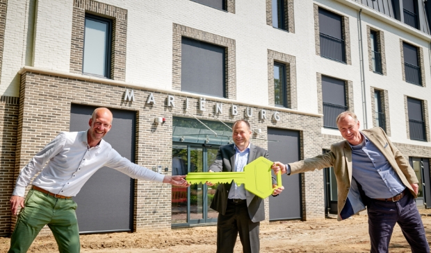 <p>V.l.n.r. Niko Klop manager, Huisvesting & Facilitair van Beweging 3.0 / Hans Dreijer, Projectontwikkelaar Woonzorg Nederland / Herman Broekhuizen, Commercieel directeur Heilijgers.</p>