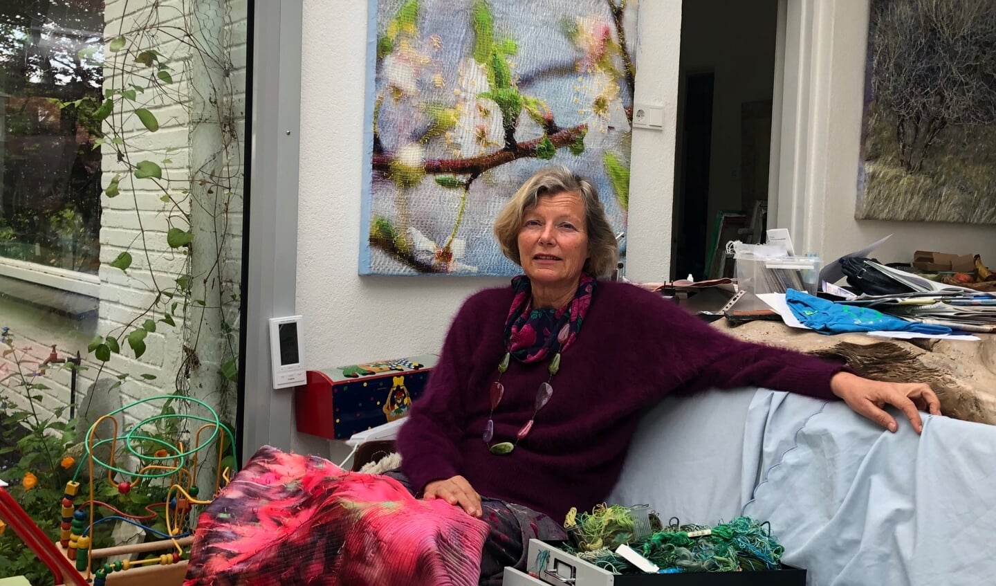Veelzijdig beroepskunstenares Hannelieke van de Beek maakt kunst met een verhaal.