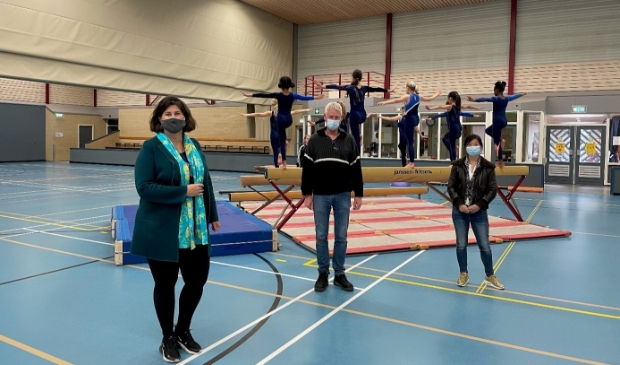 <p>Vanaf links: wethouder Barbara de Reijke, beheerder Frans Backer, en voorzitter Nathalie van der Veer van IVO.</p>