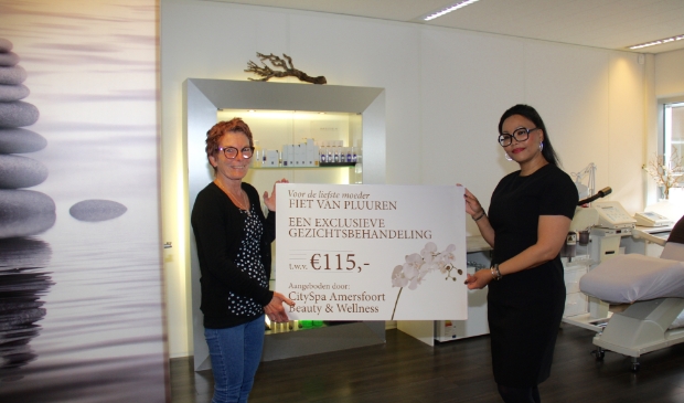 <p>Fiet van Pluuren werd door dochter Sharon opgeven en won De Sta Amersfoort's Moederdagactie.</p>