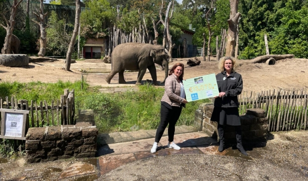 <p>Sandra van Soest (Links) met directeur Astrid Wassenaar.</p>