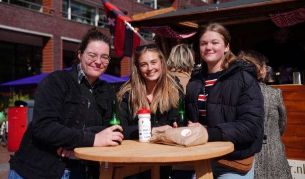 <p>Genieten in het zonnetje op het Stadsplein, voor Day. </p>