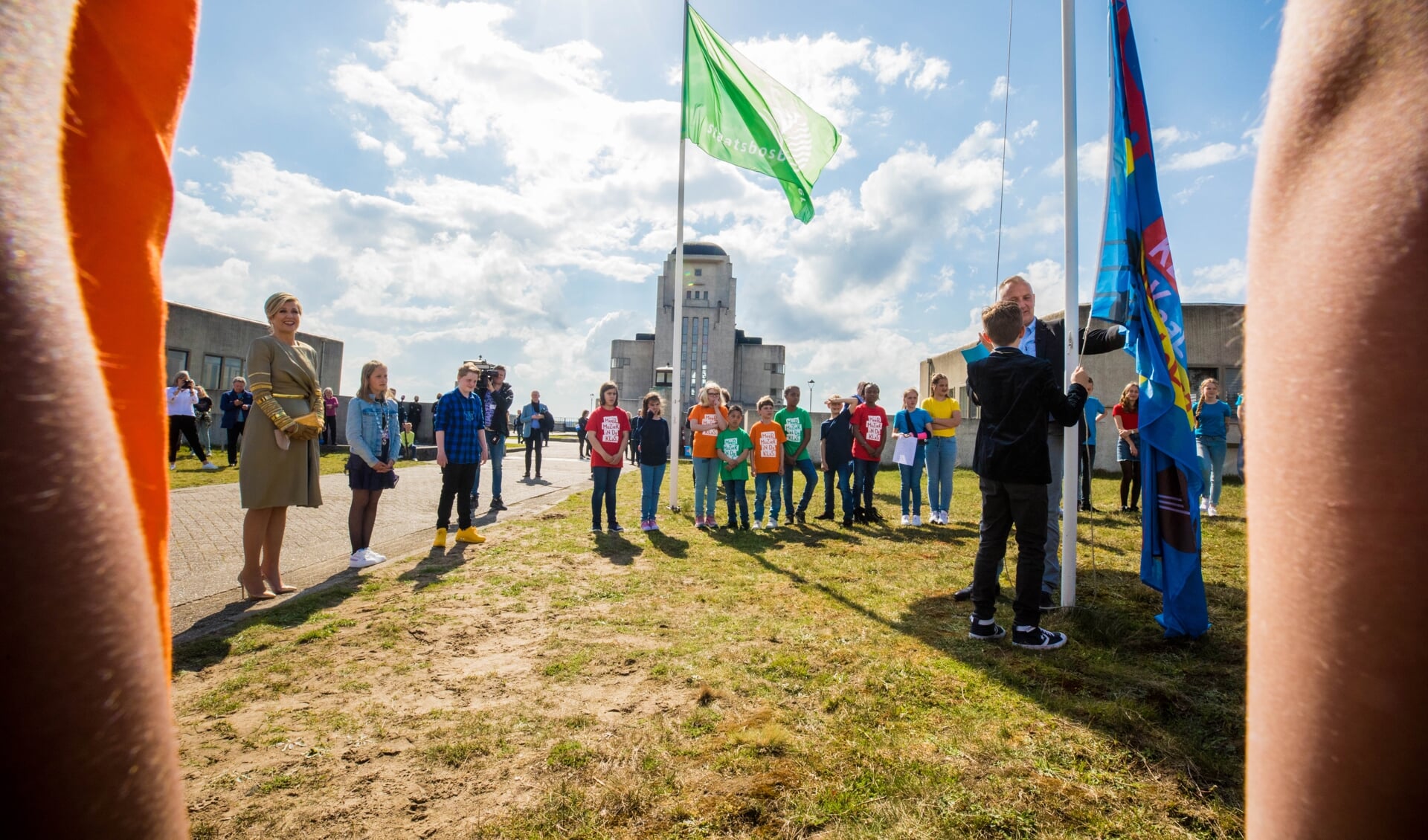 Koningin Máxima kijkt toe hoe de vlag van de Gabriëlschool wordt gehesen in Radio Kootwijk.