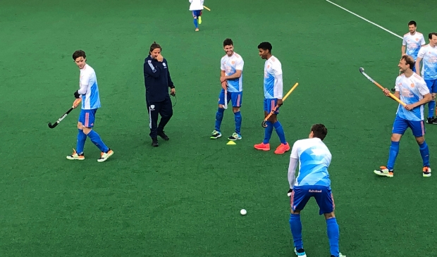 <p>Bondscoach Max Caldas instrueert zijn selectie op De Bosrand om de patronen in te slijpen. </p>