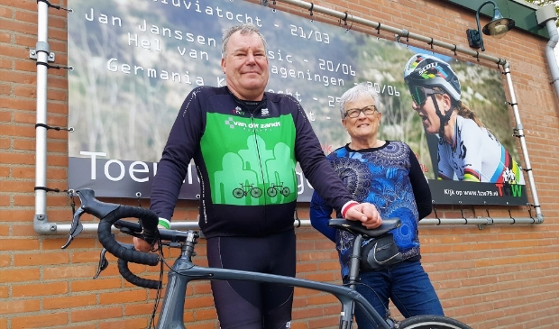 TCW '79-voorzitter Peter Stokvisch en penningmeester Cisca Noy zijn blij, dat 'hun' leden nog lekker kunnen blijven fietsen.